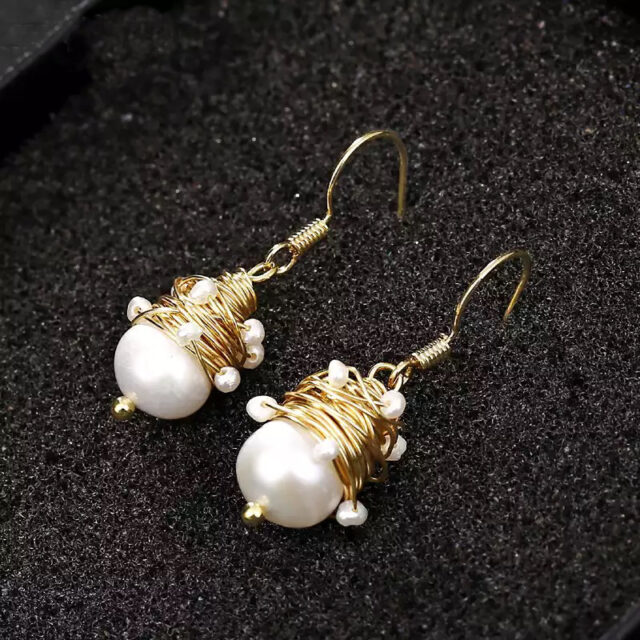 Natural pearl gold wire earrings