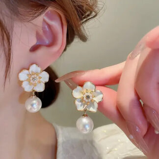 white five petal flower pearl dangle earrings